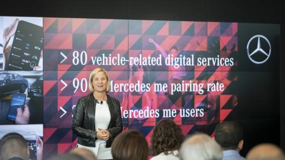 브리타 제에거 다임러 AG 이사회 멤버 및 메르세데스-벤츠 승용부문 마케팅&세일즈 총괄이 지난 18일(현지시각) 네덜란드 헤이그에서 열린 글로벌 미디어 행사에서 미래 글로벌 세일즈 전략을 발표하고 있다. 그는"2025년까지 전 세계 메르세데스-벤츠 자동차 판매의 25%가 온라인에서 이뤄질 것"이라고 했다/사진제공=메르세데스-벤츠