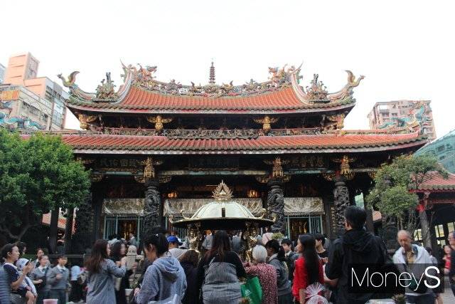 외관상 본전을 호위하는 듯한 용상이 인상적인 룽산쓰. /사진=박정웅 기자