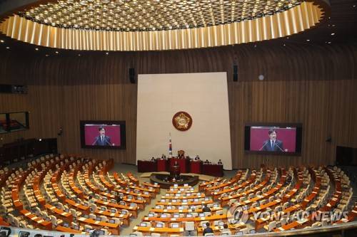 국회는 '필리(?) 크리스마스' (서울=연합뉴스) 진성철 기자 = '공직선거법 개정안'에 대한 '필리버스터'가 사흘째 이어진 크리스마스 휴일인 25일 오후 국회 본회의장에서 더불어민주당 강병원 의원이 선거법 개정에 찬성하는 무제한 토론을 하고 있다.  2019.12.25 zjin@yna.co.kr