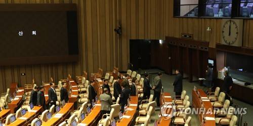 필리버스터 후 본회의장 나가는 한국당 의원들 (서울=연합뉴스) 하사헌 기자 = 공직선거법 개정안에 대해 자유한국당이 신청한 필리버스터가 26일 0시 임시국회 회기가 끝나면서 자동으로 종료됐다. 자유한국당 의원들이 본회의 산회 후 본회의장을 떠나고 있다.  2019.12.26 toadboy@yna.co.kr