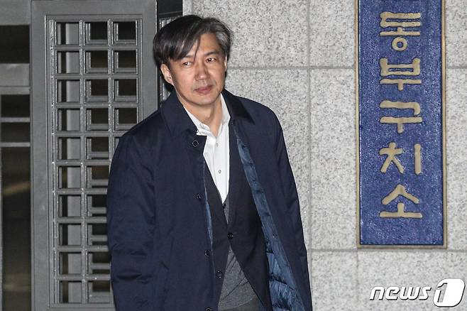 ‘감찰 무마’ 의혹을 받고 있는 조국 전 법무부 장관이 27일 오전 구속영장이 기각된 후 서울 송파구 동부구치소를 나서고 있다. 2019.12.26/뉴스1 © News1 성동훈 기자