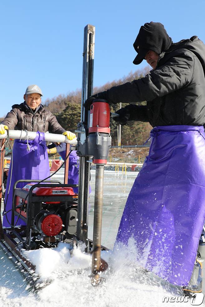 제13회 평창송어축제 개막 하루를 앞둔 27일 축제 관계자들이 강원도 평창군 진부면 오대천에서 얼음낚시를 위한 천공 작업을 하고 있다.2019.12.27/뉴스1 © News1 권혜민 기자