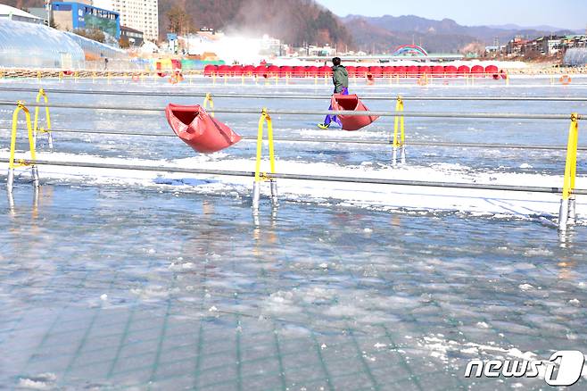 제13회 평창송어축제 개막 하루를 앞둔 27일 강원도 평창군 진부면 오대천이 얼음낚시가 가능한 20cm 가까이 얼면서 축제 준비가 원활하게 진행되고 있다.2019.12.27/뉴스1 © News1 권혜민 기자
