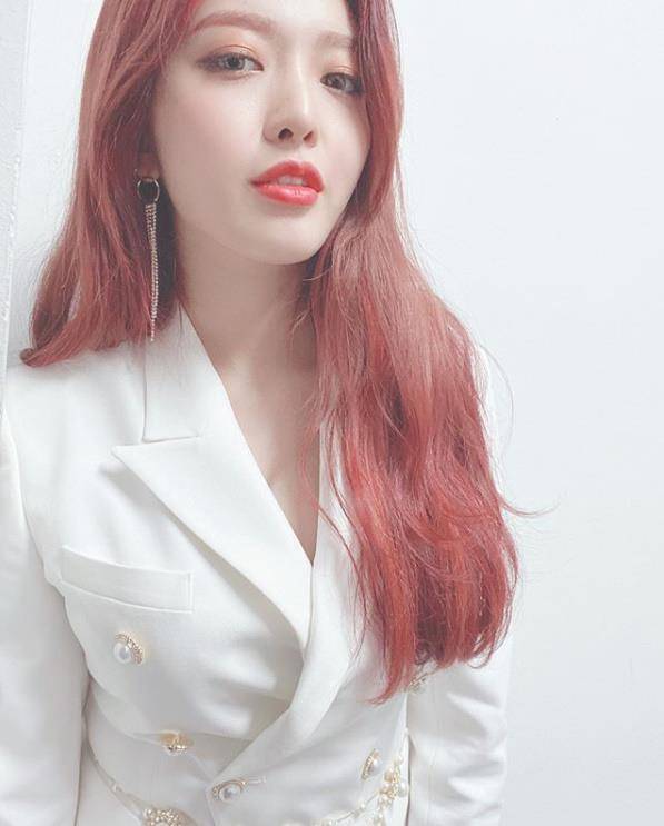찬미가 화려한 의상을 완벽 소화했다. 찬미 SNS 제공