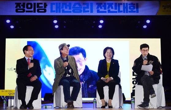 지난 2017년 경기 고양시 킨텍스에서 열린 '정의당 제19대 대선승리 전진대회'에 함께 참석한 '노유진', 왼쪽부터 노회찬 정의당 원내대표, 유시민 작가, 심상정 정의당 상임대표, 진 교수.[뉴스1]