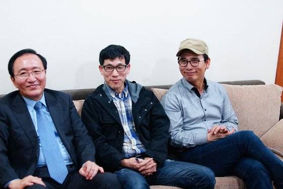 고 노회찬 전 정의당 대표, 진중권 전 동양대 교수, 유시민 노무현재단 이사장(왼쪽부터)이 2015년 출간 기념 인터뷰에서 찍은 사진. [교보문고]