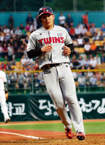 19일 충북 청주야구장에서 열린 ‘2018 KBO 리그’ 한화와 LG 경기 3회 초 1사 만루 상황에서 LG 오지환이 한화 제이슨 휠러의 폭투를 틈타 홈인하고 있다. [뉴스1]