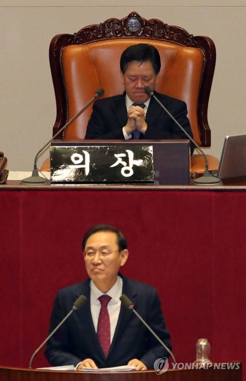 무제한 토론 듣는 주승용 국회부의장 '공직선거법 개정안'에 대한 '무제한 토론'이 사흘째 이어진 지난 25일 오전 국회 본회의장에서 문희상 의장을 대신해 의장석에 앉은 주승용 국회 부의장(위)이 피곤한 얼굴로 토론을 듣고 있다. 아래는 무제한 토론에 나선 자유한국당 정유섭 의원. [연합뉴스 자료사진]