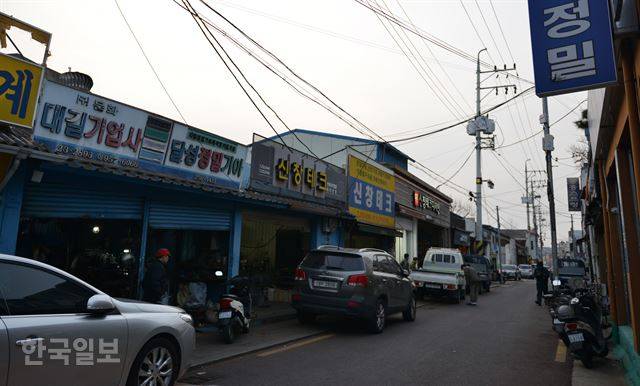 대구 북구 속칭 '북성로 공구골목'에 철공 관련 업체들이 줄 지어 영업 중이다. 이곳도 1970, 80년대가 전성기였다. 전준호 기자