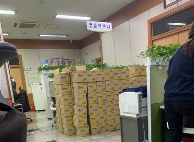 사회복무요원이라 밝힌 한 누리꾼이 인천 연수구의 한 동사무소에서 미세먼지 마스크 3만 5,000개를 정리하도록 지시했다며 올린 작업물 일부. 온라인 커뮤니티 캡처