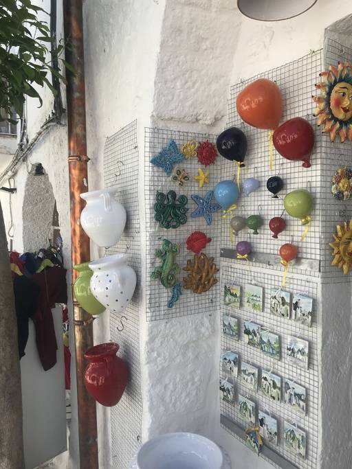 골목길 주거지와 선물가게들. 석회로 하얗게 칠해져 있는 바깥에서 들어선 실내는 서로 다른 목적의 다양한 공간들로 구성되어 있으며, 집집마다 이런 공간이 다양한 숫자로 나뉘어 있다. 여름에는 시원하고 겨울에는 따뜻하다고 한다.