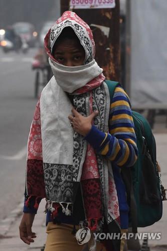 12월 26일 인도 뉴델리 시내에서 추위를 막기 위해 목도리 등으로 온몸을 감싼 소녀 [AFP=연합뉴스]