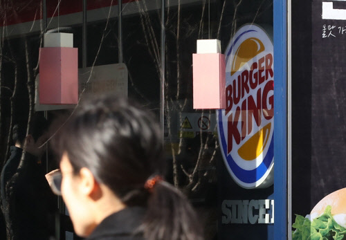 버거킹과 농심 등 주요 식품·외식업체들이 가격 인상을 단행했다. 사진은 서울의 한 버거킹 매장.  연합뉴스