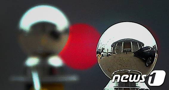 추미애 법무부장관 후보자에 대한 국회 인사청문회를 하루 앞둔 29일 서울 여의도 국회의사당 바리게이트에 국회 본청의 모습이 비치고 있다. 2019.12.29/뉴스1 © News1 구윤성 기자