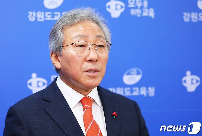 민병희 강원도교육감이 30일 오전 강원 춘천시 강원도교육청에서 신년사를 발표하고 있다.2019.12.30/뉴스1 © News1 이찬우 기자