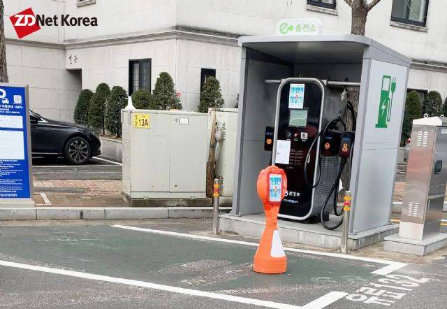 지디넷코리아가 30일 찾은 압구정로29길 공영주차장 모습. 이 곳에 충전된 전기차 충전기는 정상 운영되지만, 충전기 앞 'EV 전기자동차' 문구가 사라지고 '유료 132' 글자가 선명하게 새겨진 모습을 볼 수 있다. (사진=지디넷코리아)