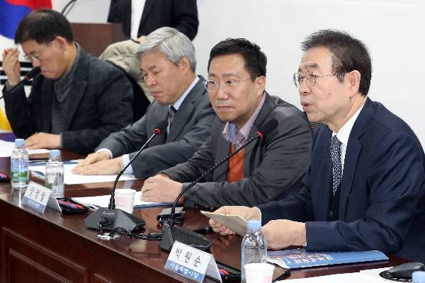 박원순 서울시장(오른쪽)이 17일 오전 서울 여의도 국회 의원회관에서 열린 불평등 해소를 위한 부동산 정책 개선방안 토론회에서 기조연설하고 있다/사진=연합뉴스