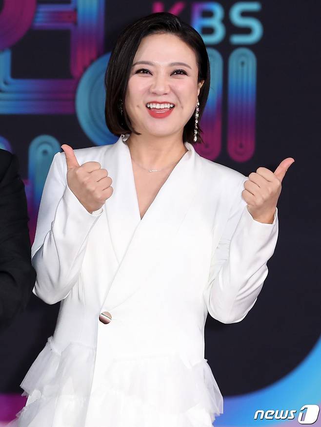 개그맨 김숙이 21일 오후 서울 영등포구 여의도 KBS 본관에서 열린 '2019 KBS 연예대상' 레드카펫 행사에 참석해 포즈를 취하고 있다./사진=뉴스1