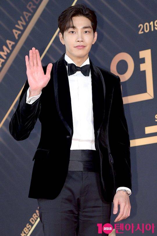 [TEN PHOTO]김재영 '시크한 인사'
