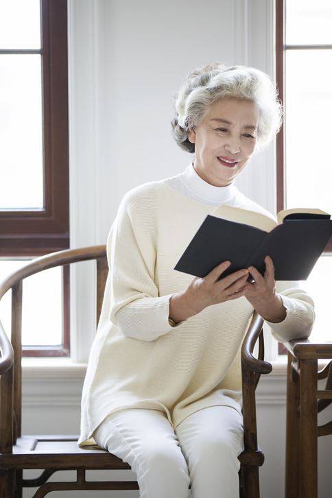 하루 1시간 이상 책을 읽으면 가장 두려운 질병인 치매를 예방할 수 있다. 게티이미지뱅크