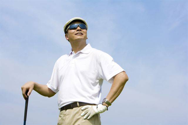 실명 등 눈 질환을 예방하려면 야외에서는 되도록 선글라스나 모자를 쓰는 것이 좋다. 게티이미지뱅크
