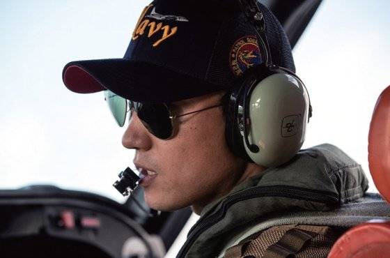 조종사가 기관조작사로부터 기체 상태를 확인받고 있다.