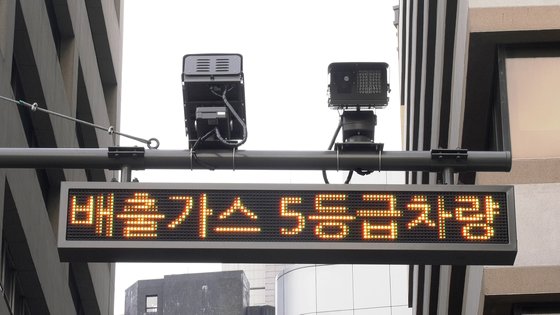 서울시 중구 서소문동 좁은 골목길에 노후경유차의 진입을 단속하는 실시간 영상수집 카메라가 설치돼 있다. 서울시는 한양도성 내 구역을 진입하는 45개 지점에 119대 카메라를 설치해 단속하고 있다. 왕준열 기자