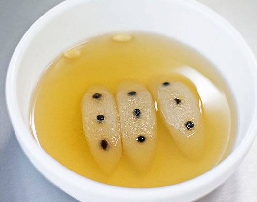 배숙. 배에 후추를 박아 넣고 생강 달인 물에 끓인 다음 꿀을 타서 마시는 간단한 요리이다. [사진 리브레위키]