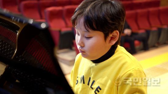 건호가 지난 20일 서울맹학교에서 피아노 공연을 하고 있다. 최민석 기자