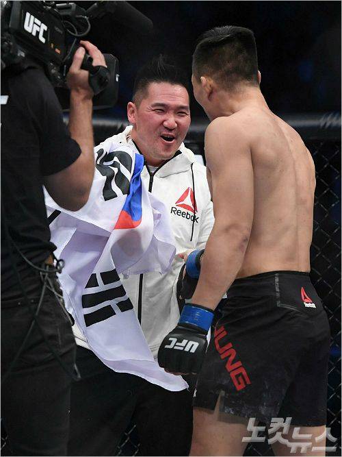 에디 차 타격 코치가 프랭키 에드가를 꺾은 정찬성을 바라보며 웃고 있다. 이한형 기자/자료사진