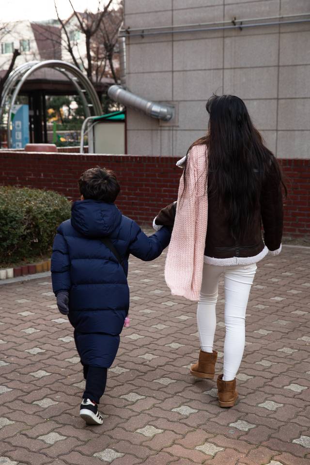 ▲ 양육권자 주혜림(가명) 씨와 아들 배경수(가명, 8세)군 . ⓒ 주용성