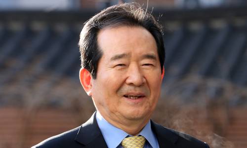 정세균 국무총리 후보자가 31일 인사청문회 준비단 사무실이 마련된 종로구 금융감독원 연수원으로 출근하며 취재진의 질문을 받고 웃음을 짓고 있다. 연합뉴스