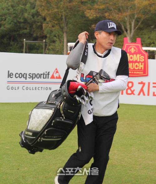캐디를 맡은 박노준 교수가 캐디백을 메고 있다. 고창 | 이용수기자