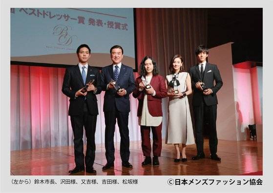 스즈키 나오미치(맨 왼쪽) 홋카이도 지사는 2015년 일본멘즈패션협회에서 '베스트 드레서'로 선정되기도 했다. 배우 마츠자카 토리(맨 오른쪽) 등과 함께 상을 받았다. [스즈키 나오미치 페이스북]