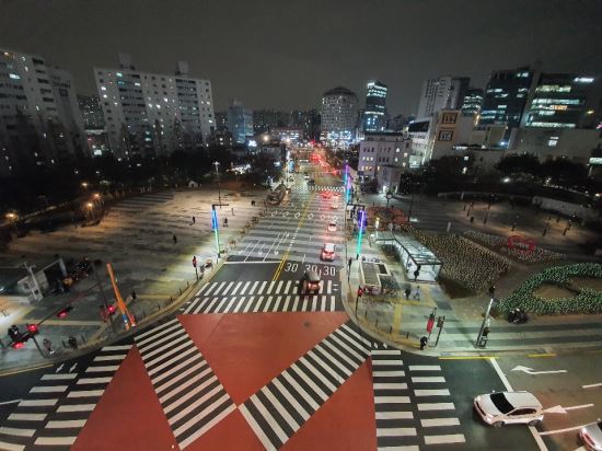 시민들이 지난달 31일 보행 환경이 개선된 서울 성동구 왕십리역 광장을 걷고 있다. 대각선 횡단보도와, 밝은 LED 조명이 설치됐다. 성동구 제공