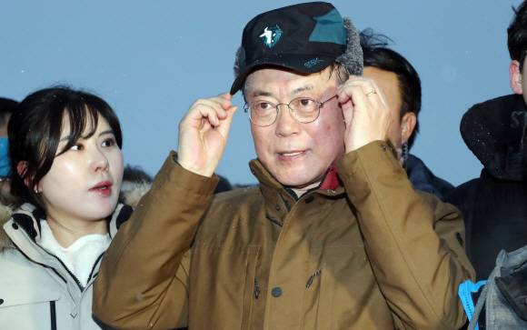 - 문재인 대통령이 1일 오전 서울 아차산에서 2019년을 빛낸 의인들과 함께 신년 해맞이 산행을 하며 안경을 고쳐쓰고 있다. 2020.01.01.도준석 기자 pado@seoul.co.kr