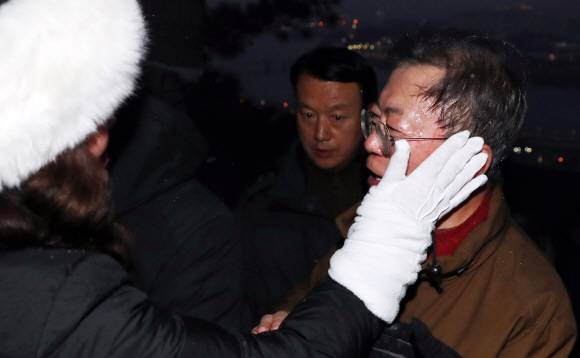 - 해맞이 산행 온 시민이 1일 오전 서울 아차산에서 2019년을 빛낸 의인들과 함께 신년 해맞이 산행을 하는 문재인 대통령과 인사를 나누며 문 대통령의 얼굴에 흐르는 땀을 닦아주고 있다. 2020.01.01.도준석 기자 pado@seoul.co.kr