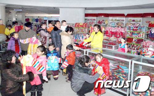 새해명절분위기로 흥성이는 평양(선전매체 메아리)© 뉴스1