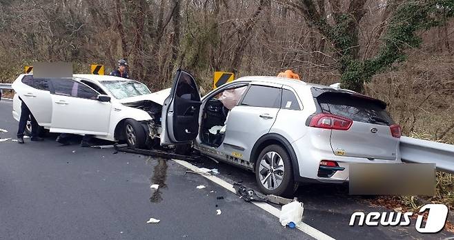 2일 오후 제주시 5·16도로(서귀포 방면)에서 렌터카와 택시가 충돌하는 교통사고가 발생해 소방·경찰 관계자들이 현장을 수습하고 있다. 이 사고로 1명이 사망하고 5명이 부상을 입어 병원으로 이송됐다.(제주소방서 제공) 2020.1.2 /뉴스1 © News1