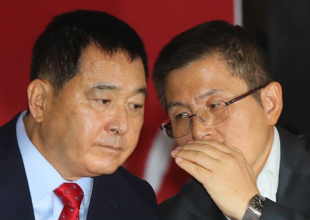 자유한국당의 황교안(오른쪽) 대표와 심재철 원내대표./연합뉴스