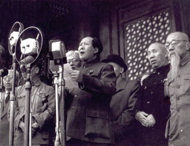 ▲ 1949년 10월1일 중화인민공화국을 선포하는 마오쩌둥.