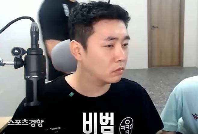 음주운전 사고를 낸  BJ물범(강비범)은 유치장에 수감된 채 경찰 조사를 받고 있는 것으로 알려졌다. 아프리카TV 방송 화면