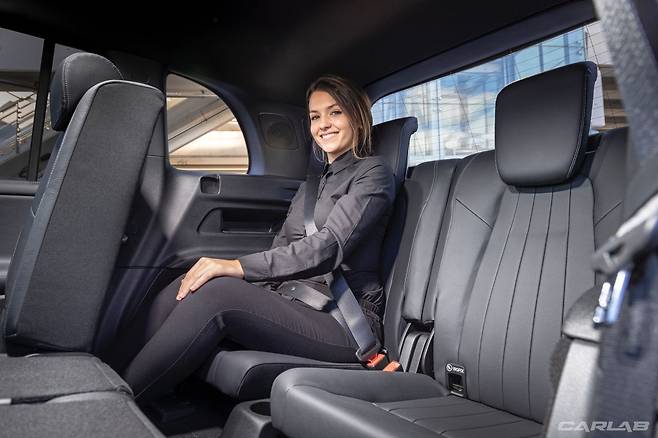 사람이 앉았을 때 / 모델 신장 정보 없음 / 2열을 앞으로 민 상태