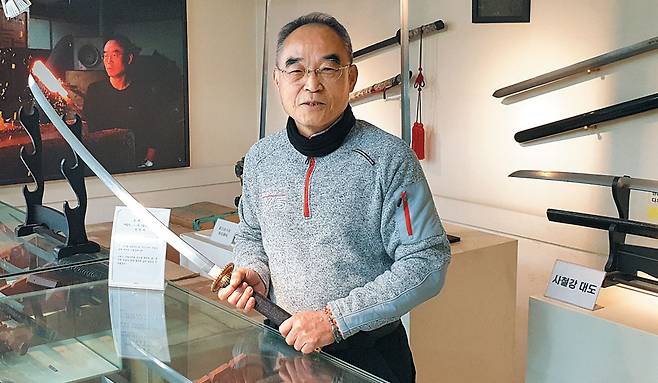 서울 인사동 나이프갤러리에서 도검 장인 한정욱씨가 자신이 만든 한국도를 들어 보이고 있다. 한씨는 "내가 은퇴할 때까지라도 제대로 된 검을 많이 만들겠다"고 했다. /김영준 기자