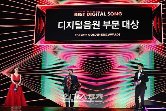 ’제34회 골든디스크 with 틱톡 음원부문’ 시상식이 4일 오후 서울 구로구 고척동 고척스카이돔에서 열렸다. 디지털음원부문 대상을 수상한 방탄소년단을 대신해 방시혁 대표가 소감을 말하고 있다. 이다희·성시경·박소담·이승기가 MC를 맡은 ’제34회 골든디스크어워즈 with 틱톡’은 4일과 5일 양일간 서울 고척 스카이돔에서 개최되며 방송은 JTBC,JTBC2,JTBC4에서 생중계되고, 틱톡 앱에서도 실시간 방송을 확인할 수 있다. 특별취재반 / 2020.01.04/