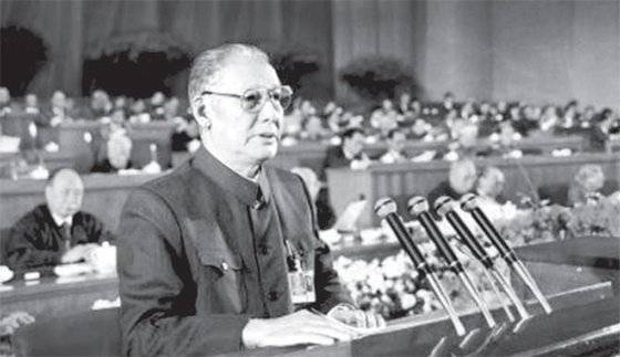 전인대에서 옌따를 보고하는 류푸즈. [사진 김명호]