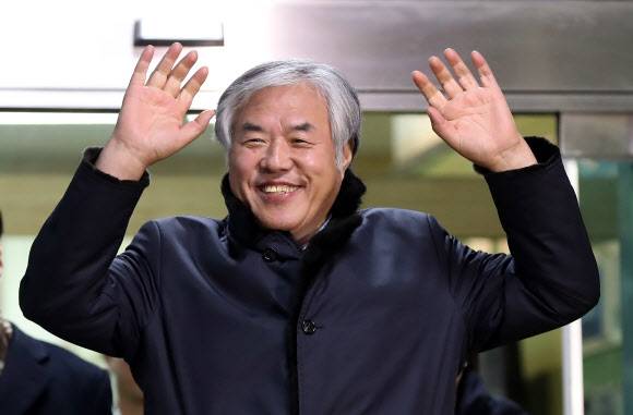 ‘불법 집회’ 전광훈 영장 기각 - 지난해 개천절 광화문에서 열린 집회에서 불법?폭력 행위를 주도한 혐의를 받는 전광훈 한국기독교총연합회(한기총) 대표회장 목사가 구속영장이 기각된 후 2일 저녁 서울 종로경찰서를 나서며 지지자들을 향해 손을 흔들고 있다. 2020.1.2 연합뉴스