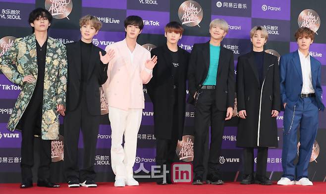 [이데일리 스타in 이영훈 기자] 그룹 방탄소년단이 5일 오후 서울 구로구 고척스카이돔에서 열린 ‘제34회 골든디스크 어워즈 with 틱톡 레드카펫’에 참석해 포즈를 취하고 있다.