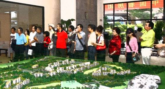 제주의 한 리조트 견본주택을 구경하고 있는 중국인들. [중앙포토]