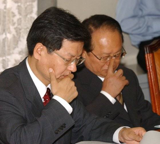 2004년 당시 열린우리당 이부영 의장(우)과 천정배 원내대표가 국회에서 열린 상임중앙위원회의에서 국가보안법 개폐문제 등에 대한 위원들의 의견을 듣고 있다. [중앙포토]